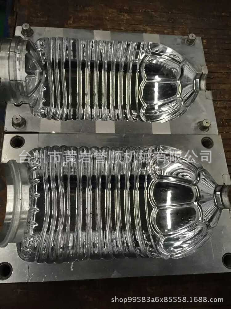 该PET塑料瓶吹塑用吹瓶模具包括底座、固定安装在底座上的支撑架、设置在底座上方的吹塑头、设置在底座上的连接板;通过以上各装置之间的配合使用