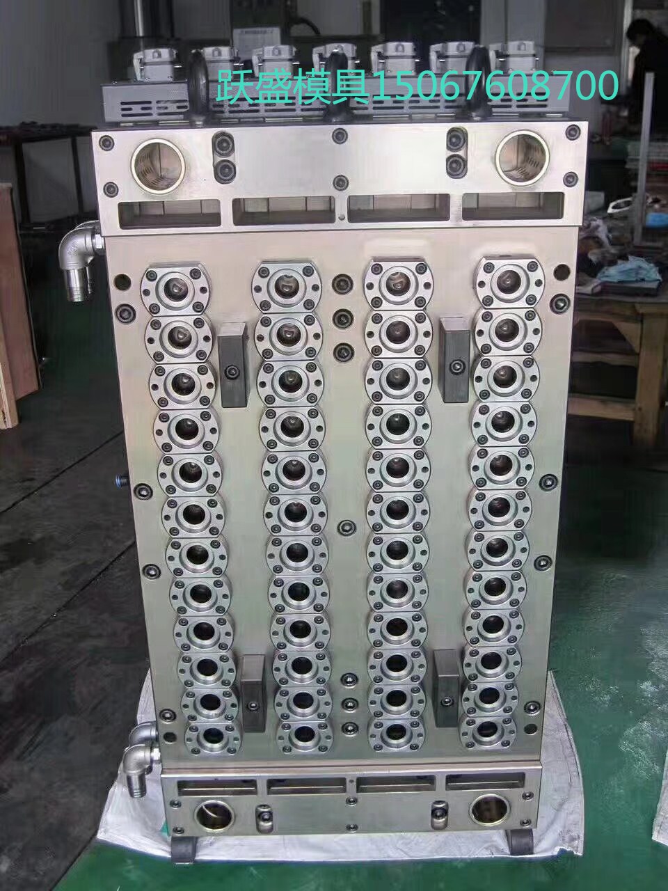 使得瓶坯或瓶体可以通过所述通道实现进出模具组件