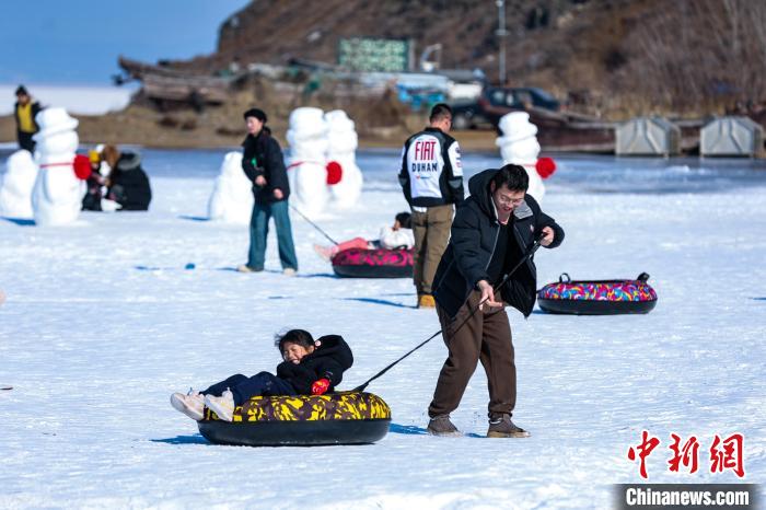 大连首次引入冰上龙舟大赛：30支队伍500余人参赛
