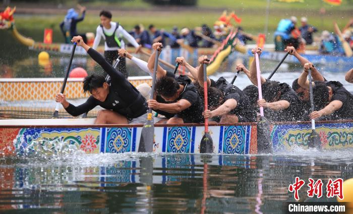 中尼高原龙舟友谊赛在林芝激情上演