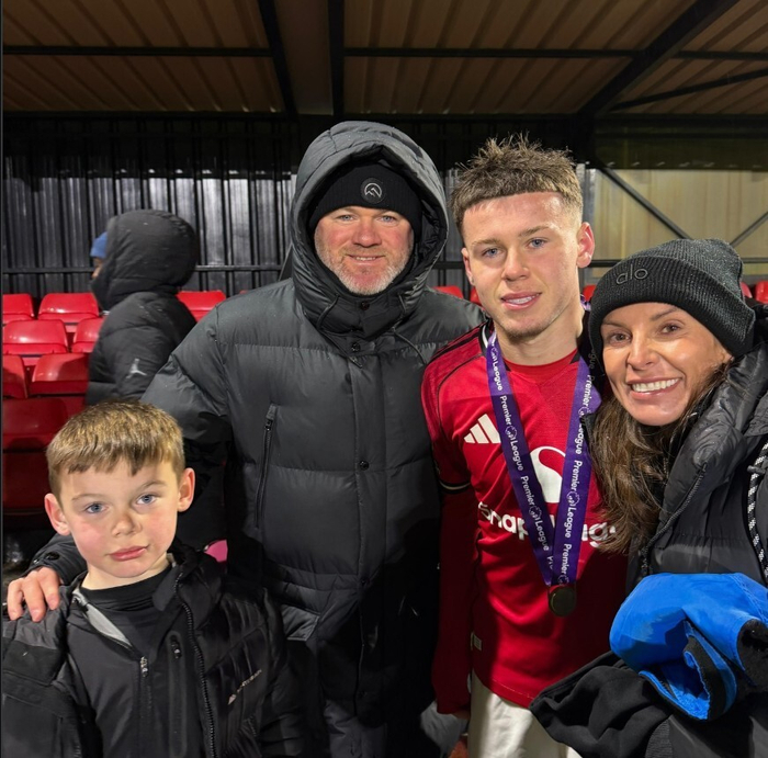 凯·鲁尼随曼联U16夺冠 父子传承再续辉煌