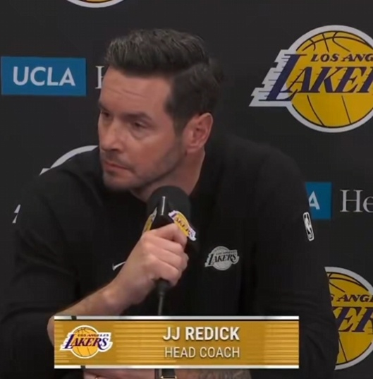 雷迪克赛后怒斥队员：八村失误被换下 范德彪错